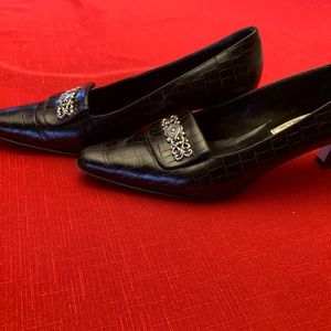 Low heeled pumps